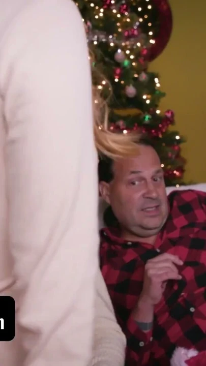Edepsiz üvey kızlar Noel ağacının altında üvey babaları için ihtişam delikleri kurdu - teamskeet | Klip 1