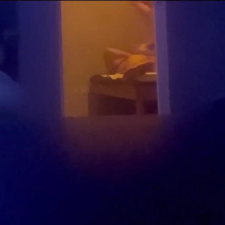 Kamera S Twink'i azgın üvey babası tarafından hızlı ama ateşli bir seans için uyandırırken yakalandı (şaplak, sakso, çiğneme, yüze oturma)