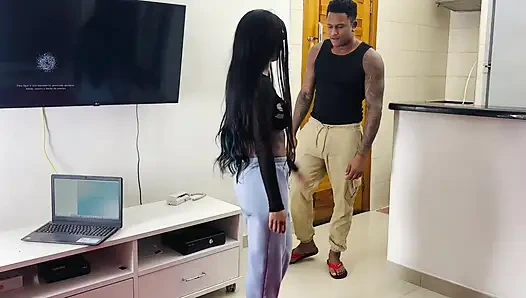 Teyzem her dışarı çıktığında, üvey kuzenimle güzel oyunlar oynamak için onun evine gidiyorum.