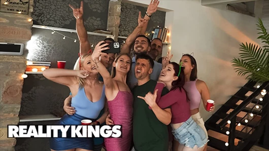Reality kings - çarpıcı Tiffany Tatum sinsi banyo eğlencesinden yoğun bir üst kattaki anal sikişe geçiyor