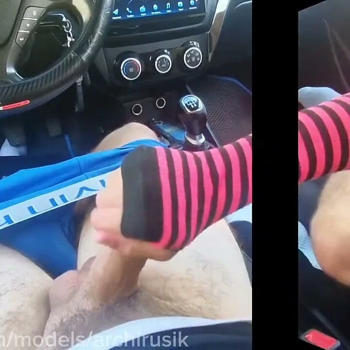 Sevimli iri güzel kız artık bakire değil. Taksi şoförü otoyolda prezervatifsiz femboy'un götünü sikiyor