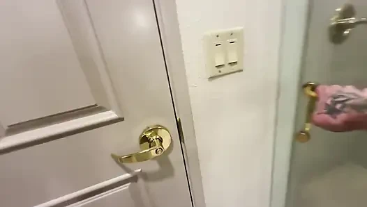 Zenci genç üvey kız üvey babasıyla otel yatağını paylaşıyor