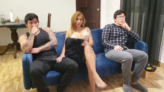 En iyi arkadaşı karısını kanepede sikiyor. Gavat Gamer