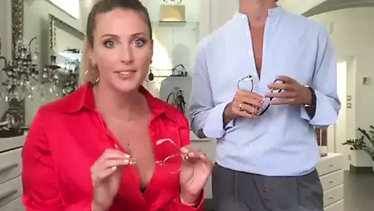 Kırmızı seksi elbise ile seksi İtalyan kıvrımlı model