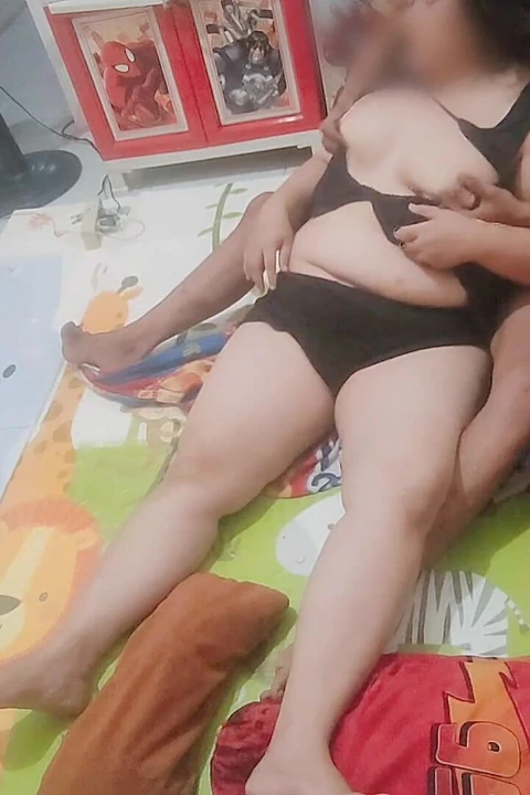 Azgın, büyük memeli bir kızın amını yala