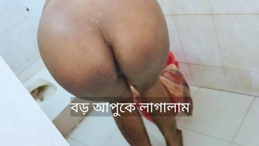 Bugün büyük üvey kız kardeşim çıplak banyo yaparken yakalandı, sonra onu sikme şansım oldu.