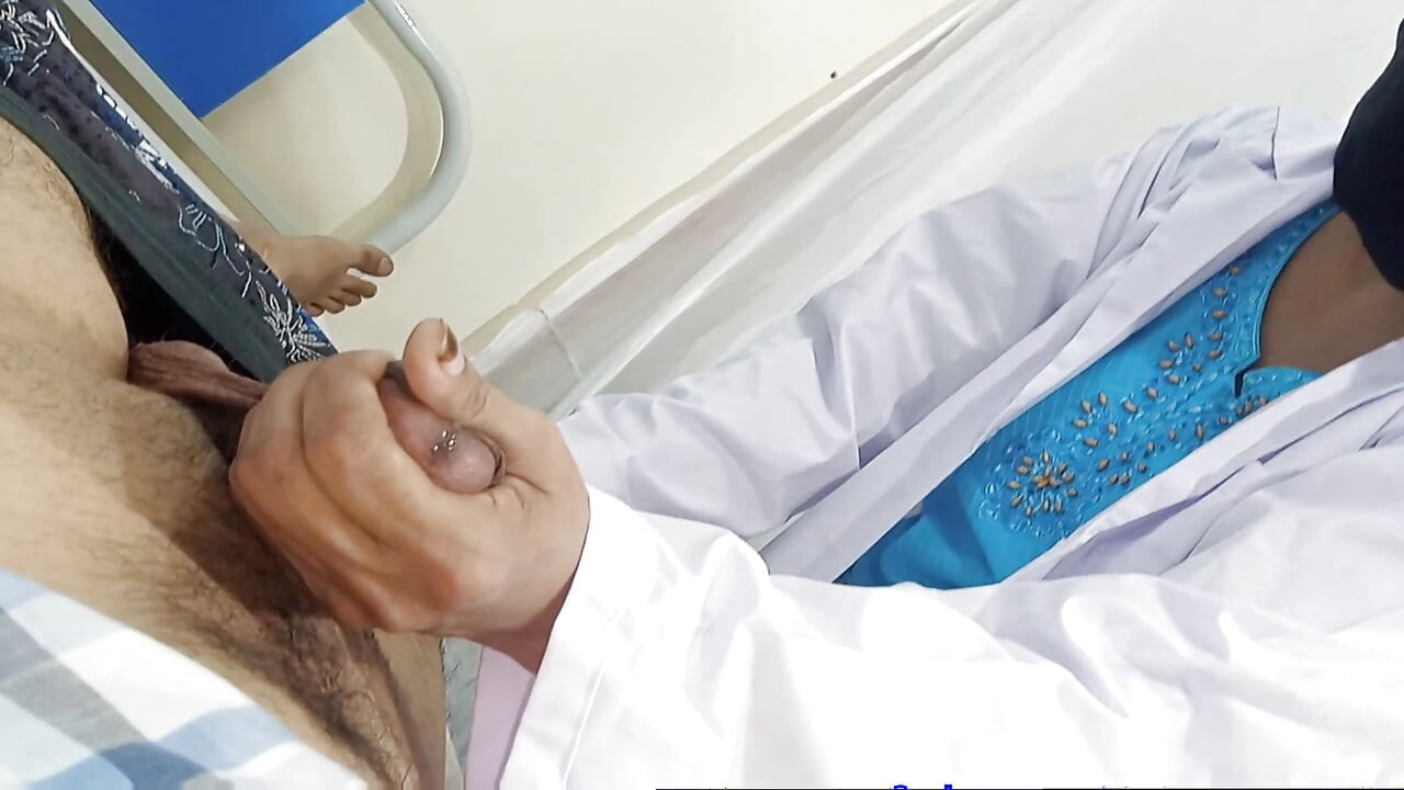 Doktor kız arkadaşı hastanın yatağında Hint büyük horoz ile lanet kovboy kız tarzı hoşlanıyor, Hintçe porno Desi Doktor serisi
