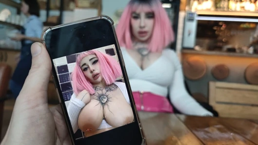 Tuvalet fahişesi - restoranda sipariş için beklerken cum onu akşam yemeği olarak besliyor