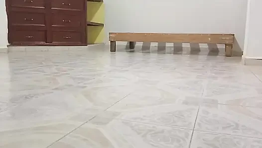 Tombul komşu yeni dairesini temizliyor