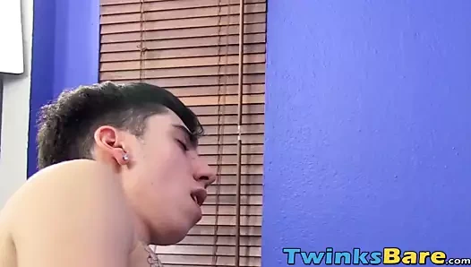 sevimli twinks için ham sürme ve fransız tutkulu öpücükler