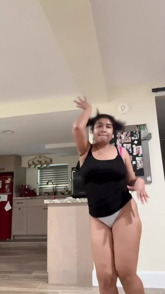 İlk kez iç çamaşırımla dans ediyorum