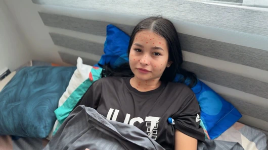 Üvey kız kardeşimin sürtüğü hasta gibi davranıyor ve onu sikip büyük yarağımla tedavi etmemin bahanesini arıyor.