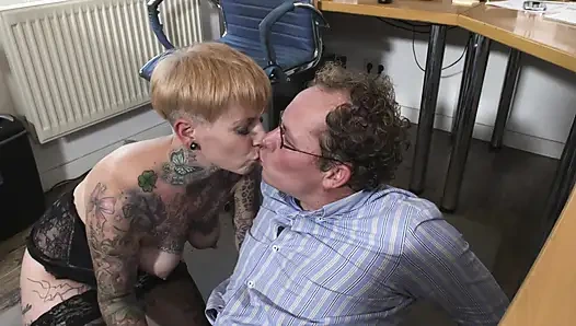 Güzel büyük götlü olgun ofiste sikiliyor