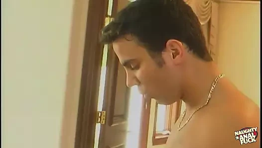 Kamera ekibi gelmeden önce büyüleyici sarışın onu amıyla boşaltıyor