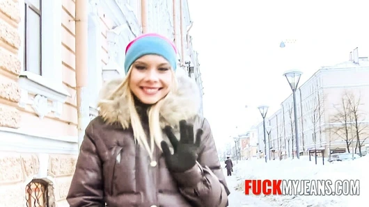 Onun koruyucuları şehir dışındayken lanet sarışın genç