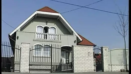 Makler ficken potentielle Kundin in der Villa