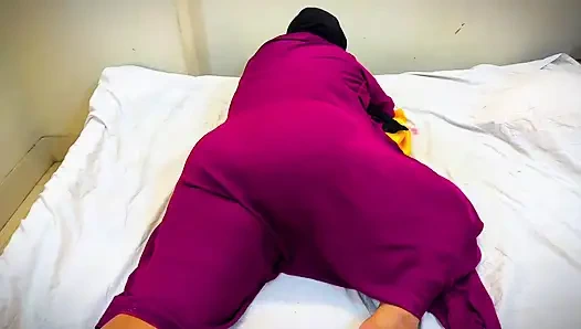 Lübnanlı ateşli hizmetçi yatağımı dinlendiriyor ve büyük götünü kabarık götlü görüyorum ve mastürbasyona başlıyorum