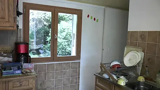 Olgun Kızlar Bahçede Birbirlerine Mastürbasyon Yapıyor Ve Birbirlerinin Vajinalarını Dildo Yapıyor
