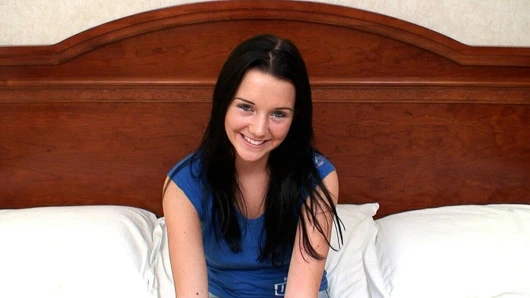 minyon 95lb kuzgun saçlı 18 yaşında ilk pornosunu yapar