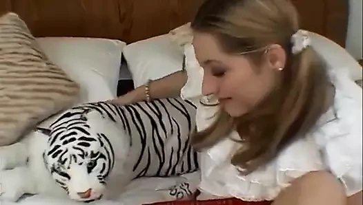 Pigtail genç kız sıcak bir sakso çektikten sonra yüzüne boşalıyor