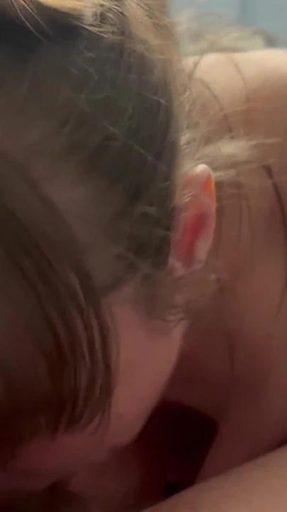 Olgun gırtlağına patlayana kadar götünü göstermeyi ve yarak emmeyi seviyor!