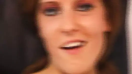 Hot Teen fingert sich auf dem Buerostuhl vor der Kamera