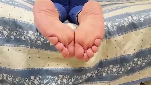 Chara seksi (36 beden) ayaklarını hareket ettiriyor