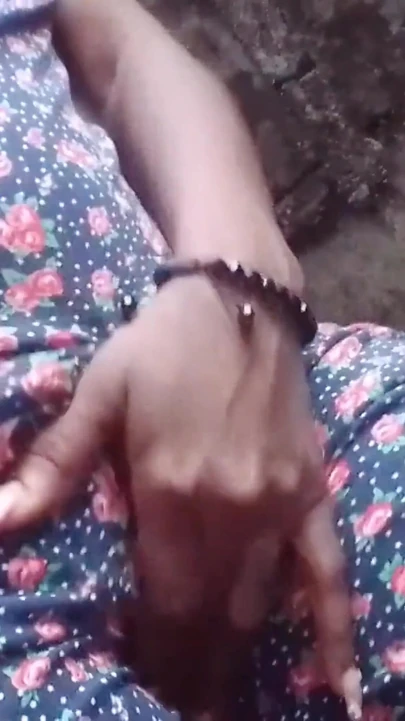 Açık havada kıllı amcığımı parmaklıyor göğüslerimi teşhir ediyor