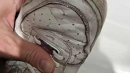 Genç komşumun Nike Hava Kuvvetlerini sikiyorum.