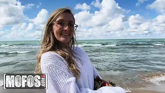 Mofos - plajda çıplak olmaktan ve damlayan döllenmekten başka bir şey sevmiyor