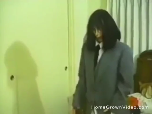 Azgın bir esmer yüze boşalmak için sikiliyor
