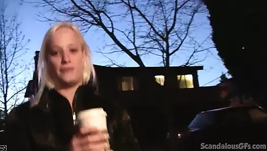 Seksi hatun sert parmaklanıyor ve vibratörle oynuyor