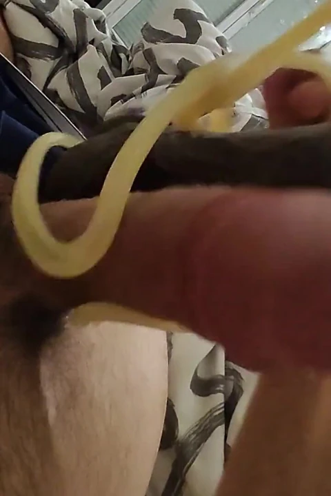 Dildo üzerinde sürtüyor
