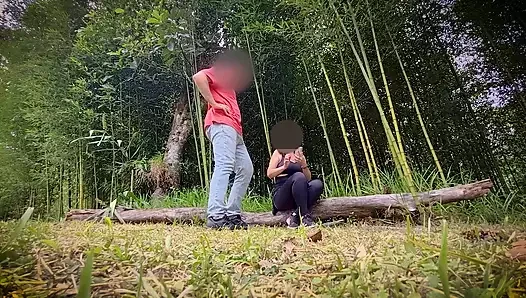 Parkta yeni tanıştığı bir adama oral seks yapıyor ve adam ağzına boşalıyor.