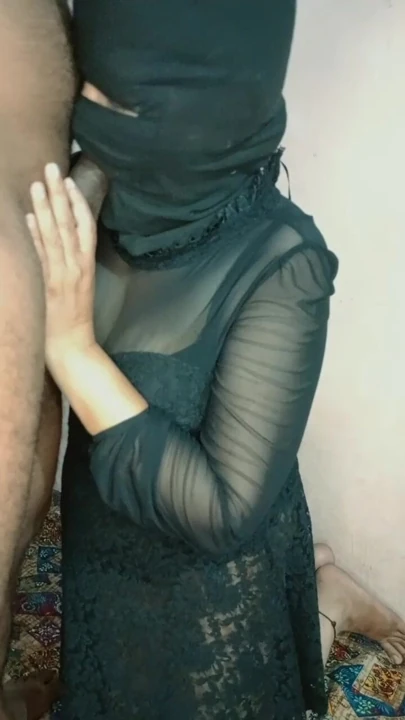 Hintli kadın sakso çekiyor
