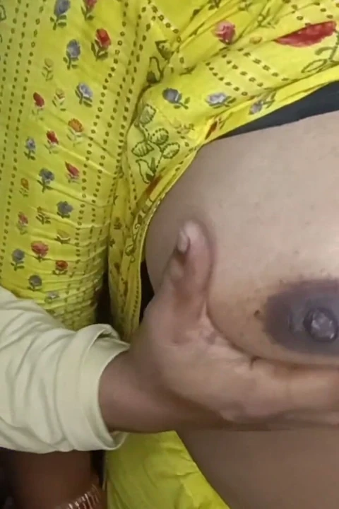 Güzel üvey kız kardeş ilk kez bekaretini kaybediyor. Çok acınası sert seks. Bir köylü kızı içeren seks