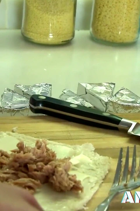 Sarışın orta yaşlı seksi kadın Cristal Rose mutfakta dövmeli bir amcıkla sikişiyor