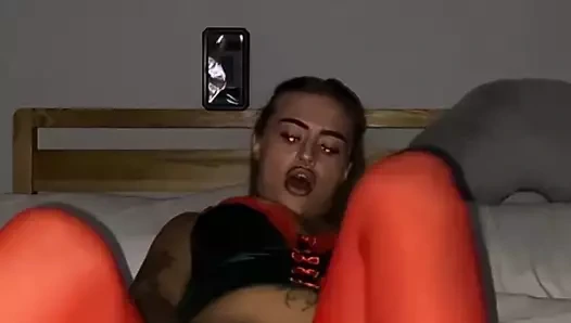 Azgın gotik öğrenci parmaklıyor kamerada yumuşak bir şekilde inliyor