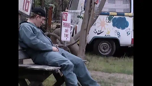 Genç bir kızıl saçlı, yarrağa hevesli bir benzin istasyonu görevlisinin büyük yarrağını sürüyor