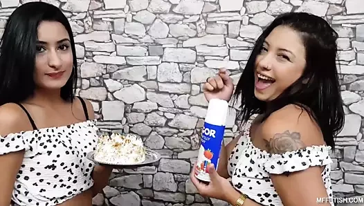 Kremalı öpücükler - lezzetli ve inanılmaz sahne