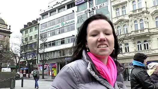 Güzel büyük götlü piliç tamamen parçalanıyor