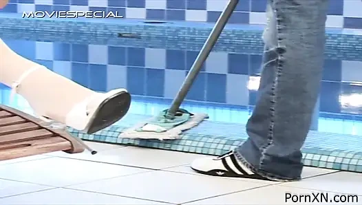 Seksi esmer havuz çocuğu tarafından işiyor