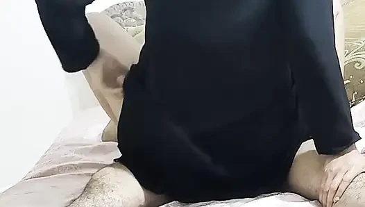 Evli kadın Arap tesettürlü ve kadın İtalyan kadını paylaşıyor