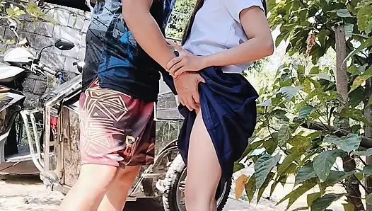 MASUM KıZ ÖĞRENCI TRIKE'YE BINIYOR ŞANSLı BIR SÜRÜCÜYÜ BIR YERE GITMEYE DAVET EDIYOR