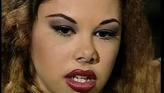 Zenci domina beyaz bağlı orta yaşlı seksi kadını kullanmak zorunda