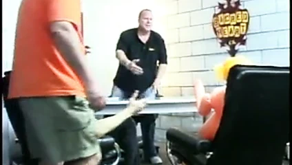 Bir oyuncak bebekle oynayan azgın adamlar