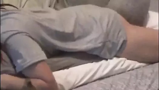 Heyecan verici bir sarışın orgazma ulaşmak için yastıkta oral seksin tadını çıkarıyor