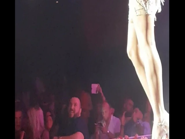 Annemin çıplak bacaklarına üvey