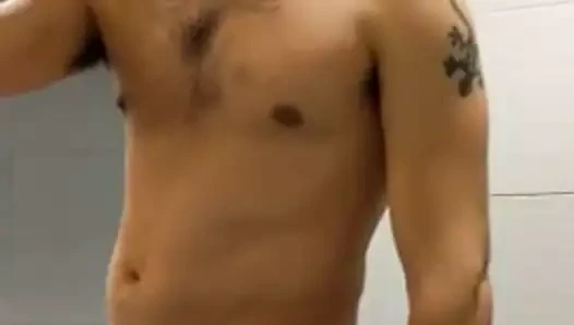 Mao amiga no novinho barbudo