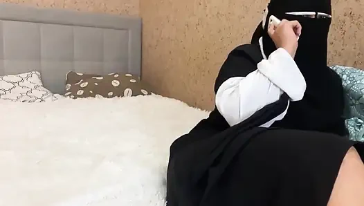 Seksi Arap evli kadın telefonda konuşuyor ve büyük orgazm için amına mastürbasyon yapıyor